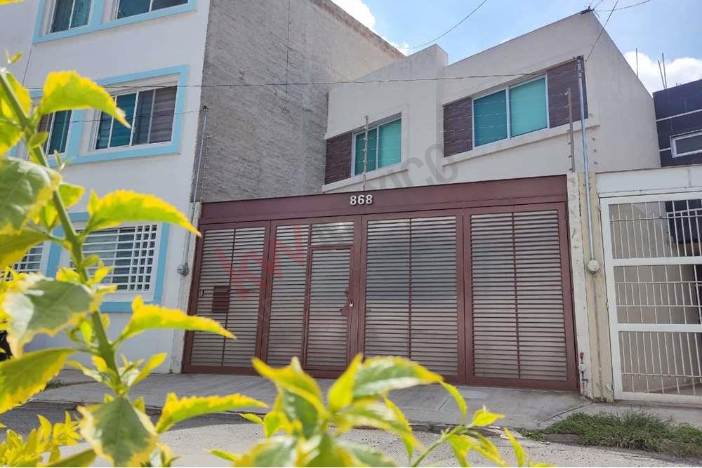 Casa en venta con excelente ubicación por Plaza Forum, Tlaquepaque,  Zalatitan 868 Los Altos - Tu Casa Mi Casa