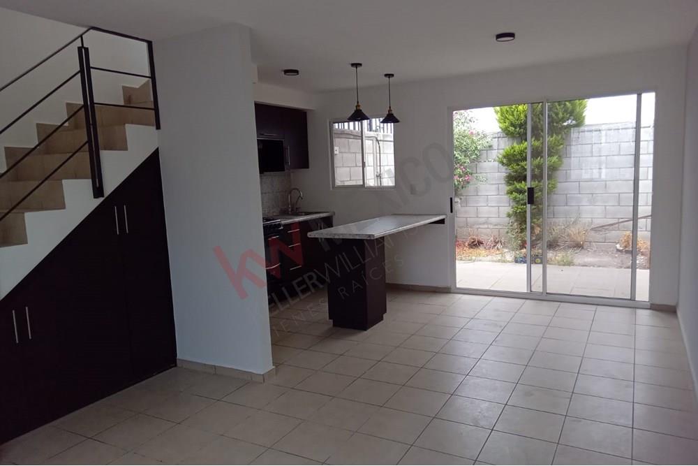 Casa en Venta cerca de servicios importantes, Fraccionamiento Viñedos, Querétaro