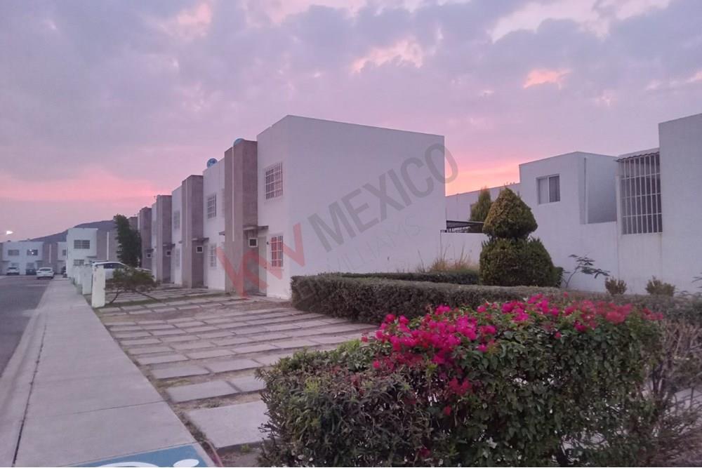 Casa en Venta cerca de servicios importantes, Fraccionamiento Viñedos, Querétaro