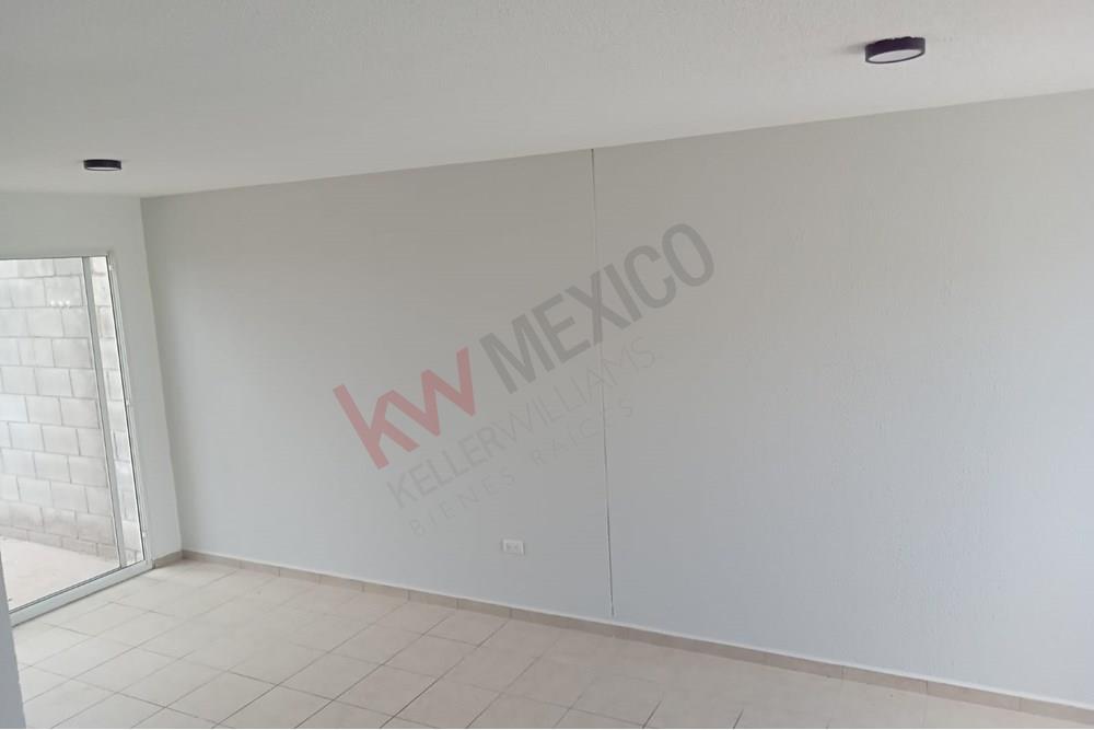 Casa en Venta cerca de servicios importantes, Fraccionamiento Viñedos, Querétaro