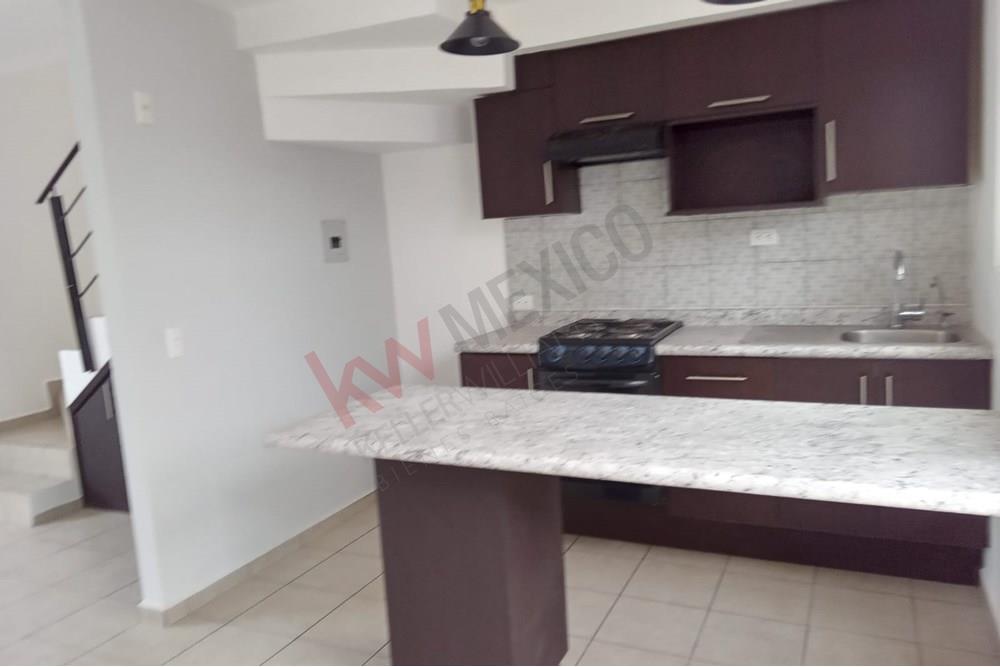 Casa en Venta cerca de servicios importantes, Fraccionamiento Viñedos, Querétaro