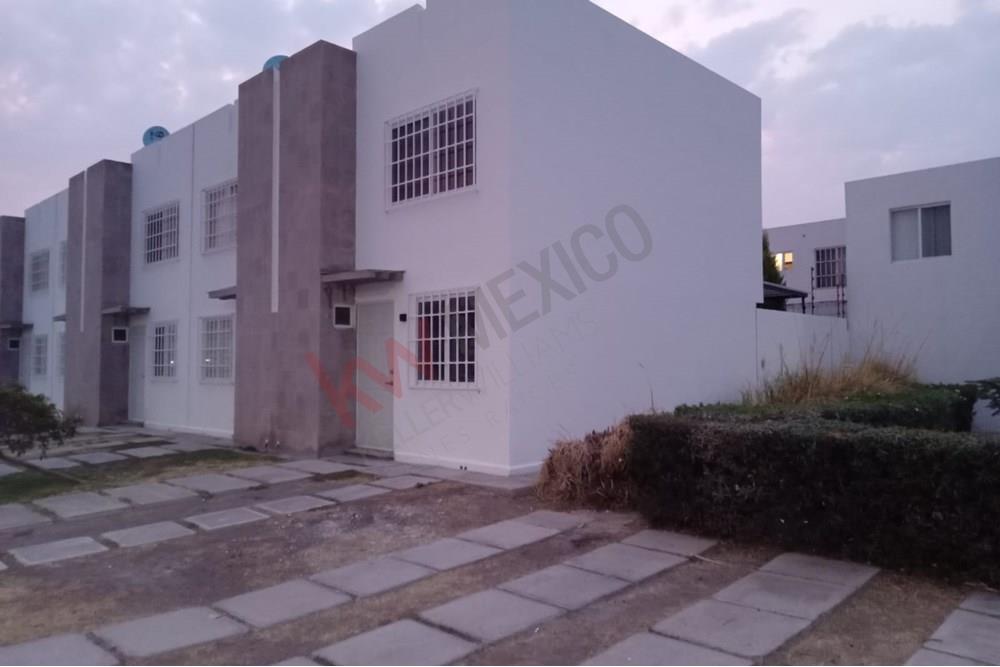 Casa en Venta cerca de servicios importantes, Fraccionamiento Viñedos, Querétaro