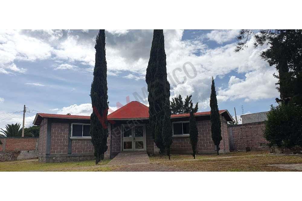 Venta de casa campestre a solo 30 minutos de la ciudad de Querétaro, a unos metros de la carretera estatal #400 en Huimilpan, Qro. Lugar totalmente urbanizado. La propiedad cuenta con 3 construcciones en un terreno plano.