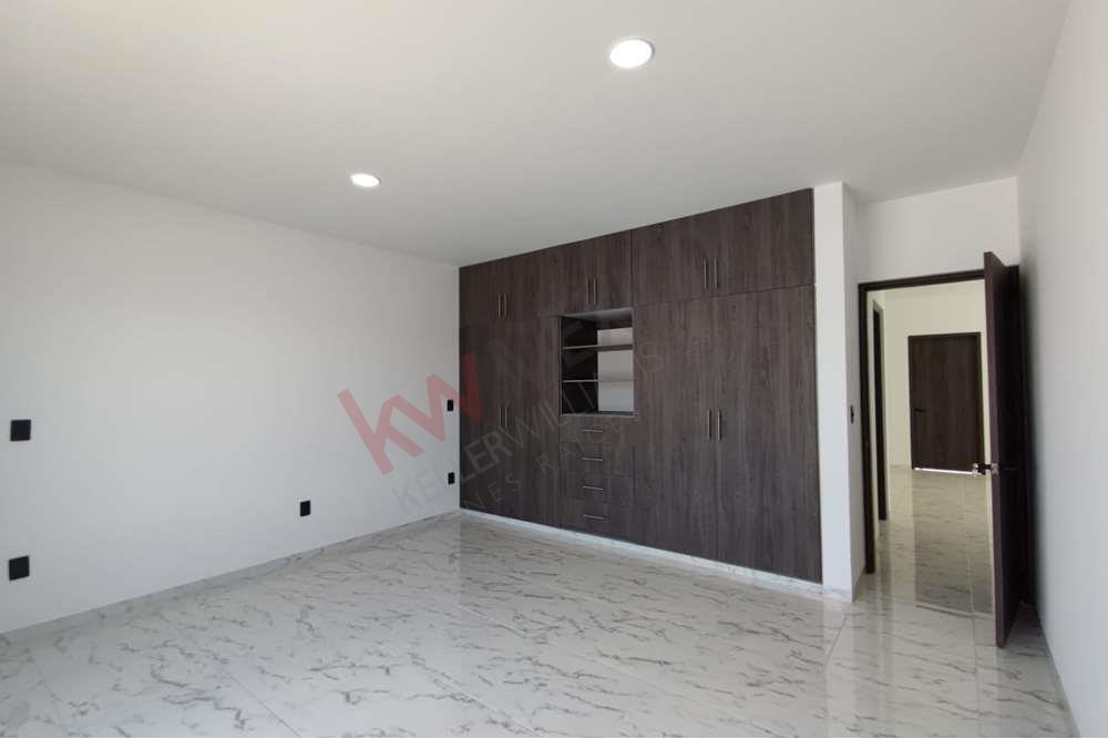 Casa en venta en Juriquilla, con 3 cajones de estacionamiento. Querétaro.