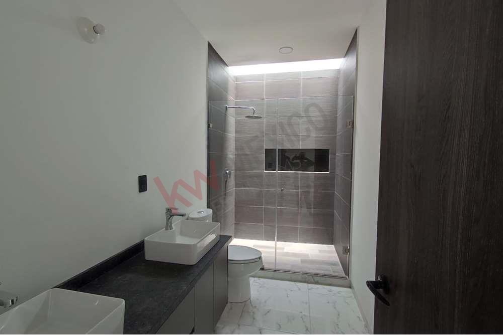 Casa en venta en Juriquilla, con 3 cajones de estacionamiento. Querétaro.