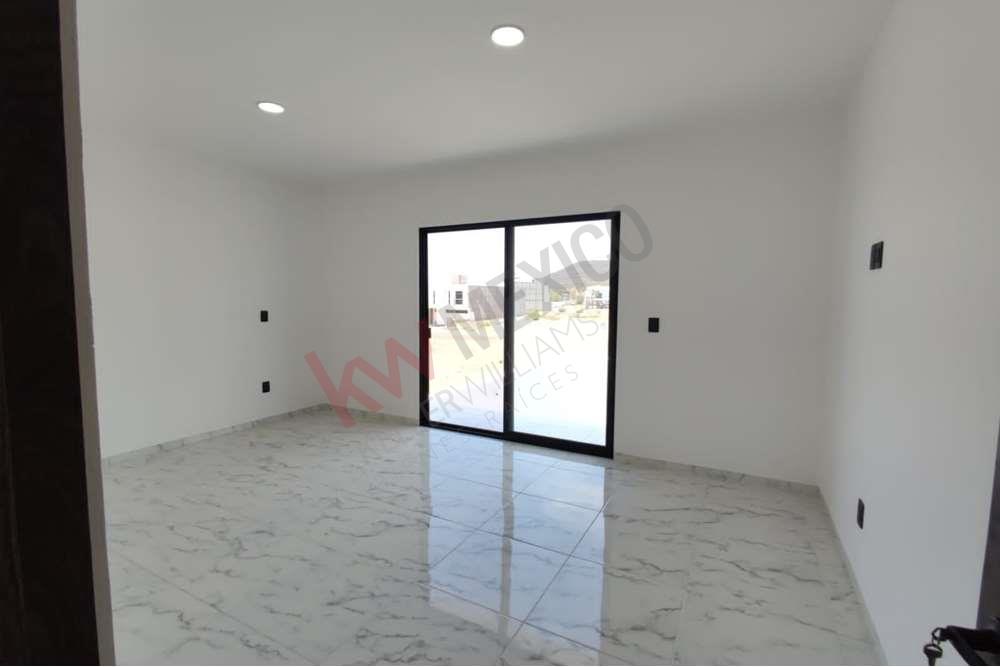 Casa en venta en Juriquilla, con 3 cajones de estacionamiento. Querétaro.