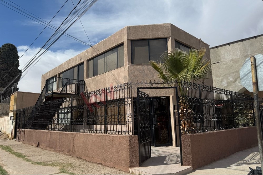 LOCAL COMERCIAL / OFICINA EN RENTA EN ESQUINA!