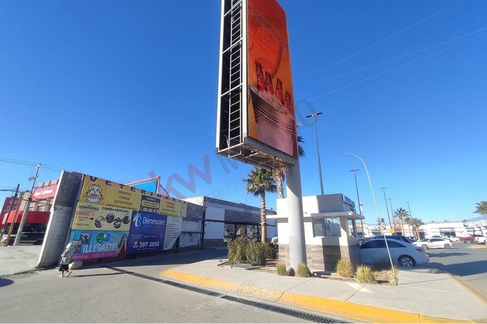 Local En Renta en Plaza Comercial Tres 08