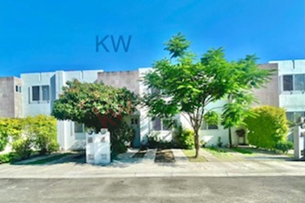 Casa con 3 recámaras (una en planta baja), 3 baños completos y sala de t.v.