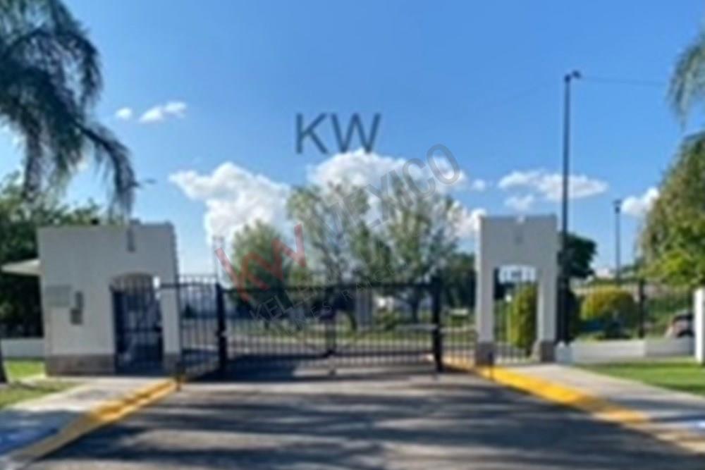 Casa con 3 recámaras (una en planta baja), 3 baños completos y sala de t.v.