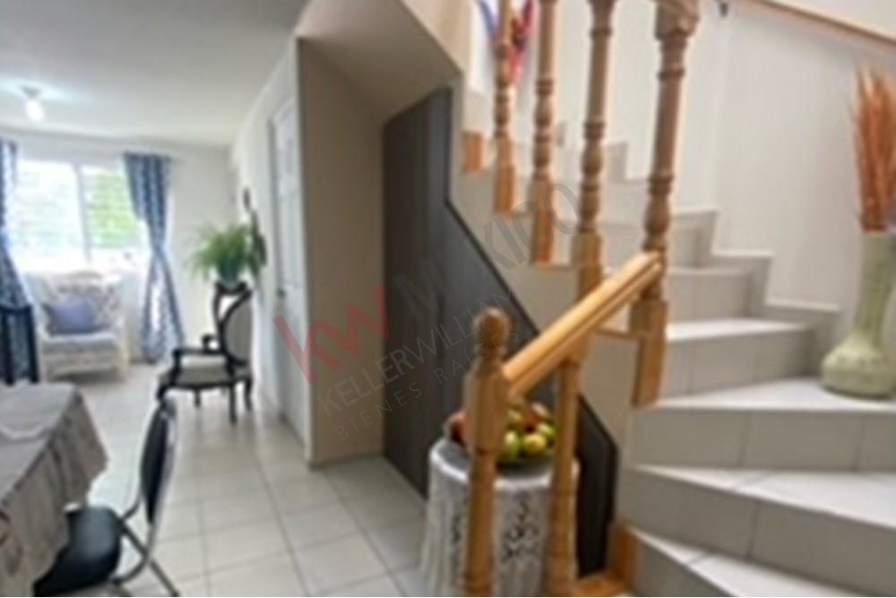 Casa con 3 recámaras (una en planta baja), 3 baños completos y sala de t.v.