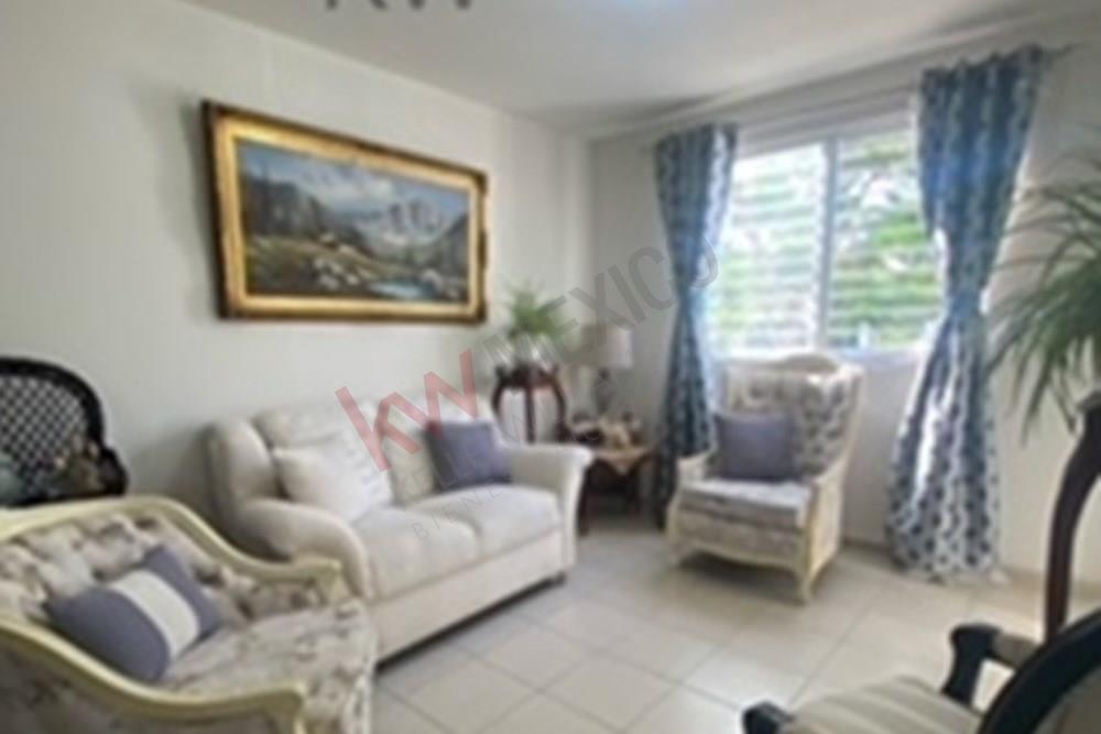 Casa con 3 recámaras (una en planta baja), 3 baños completos y sala de t.v.