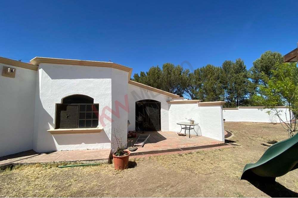 CASA EN VENTA CON AMPLIO TERRENO EN LOMAS DE LOURDES SALTILL