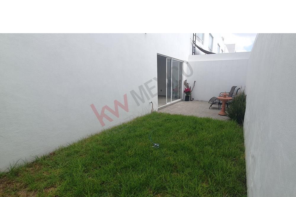 Casa en Venta Fraccionamiento El Mirador El Marques, 3 habitaciones, 2.5 wc, cuarto de lavado, jardín trasero, mejoramos el precio