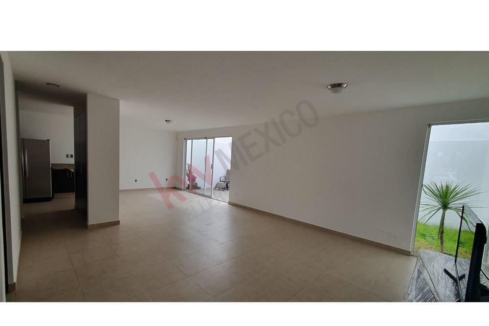 Casa en Venta Fraccionamiento El Mirador El Marques, 3 habitaciones, 2.5 wc, cuarto de lavado, jardín trasero, mejoramos el precio