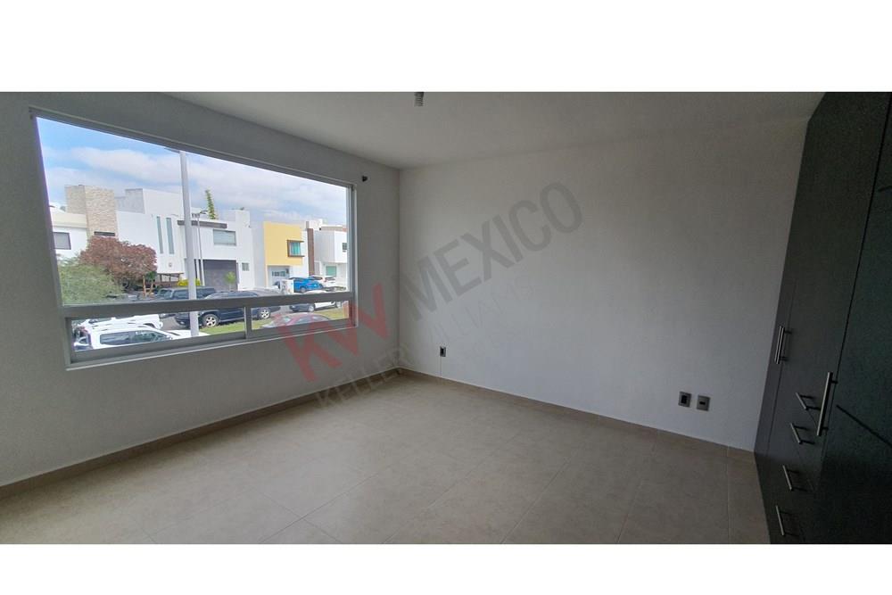 Casa en Venta Fraccionamiento El Mirador El Marques, 3 habitaciones, 2.5 wc, cuarto de lavado, jardín trasero, mejoramos el precio