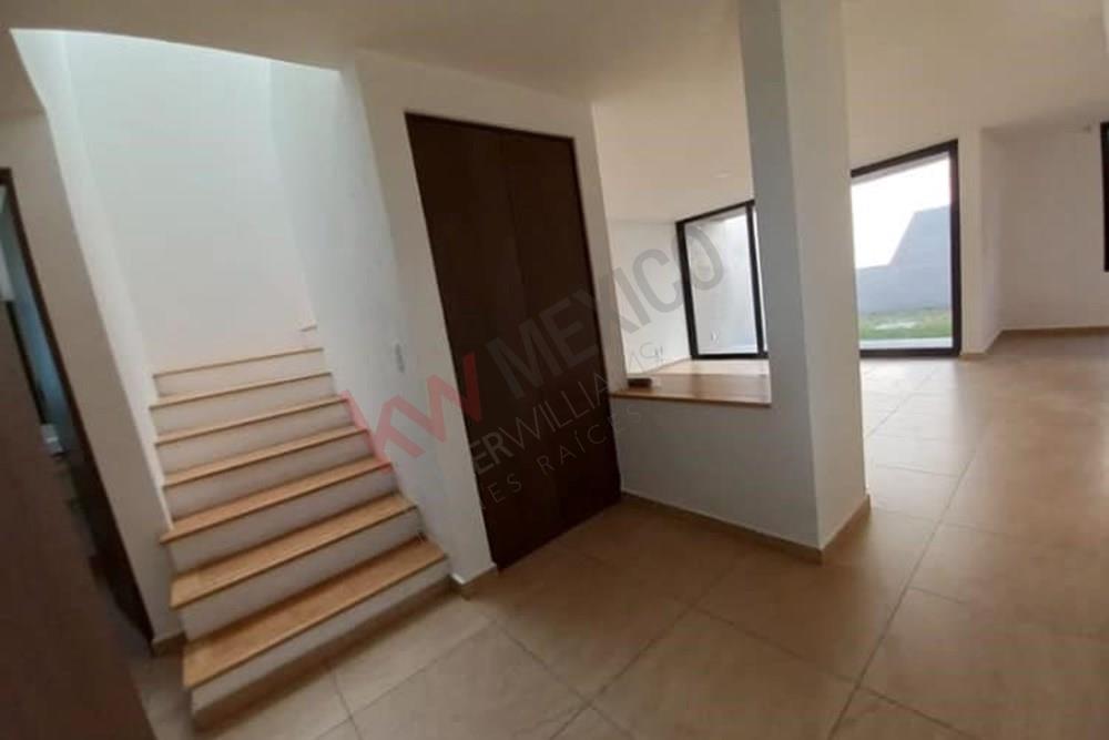 CASA EN RENTA LOMAS DE JURIQUILLA 3 HABITACIONES Y CUARTO DE SERVICIO