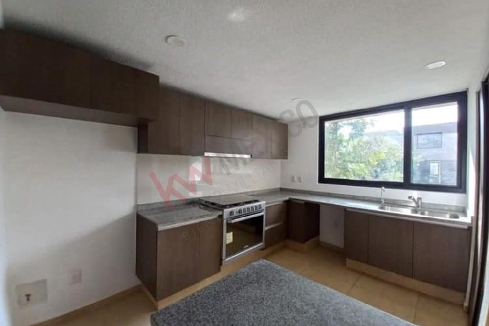 CASA EN RENTA LOMAS DE JURIQUILLA 3 HABITACIONES Y CUARTO DE SERVICIO