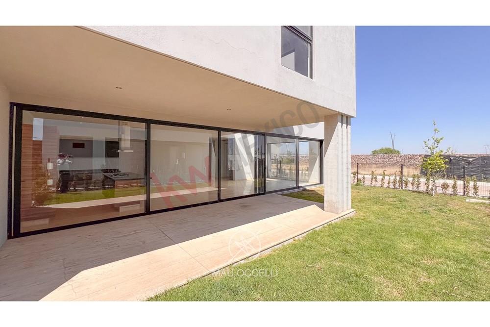 SE RENTA CASA EN LOMAS DEL CAMPANARIO NORTE CON SEGURIDAD, ALBERCA Y AREAS VERDES