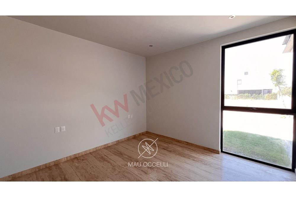 SE RENTA CASA EN LOMAS DEL CAMPANARIO NORTE CON SEGURIDAD, ALBERCA Y AREAS VERDES