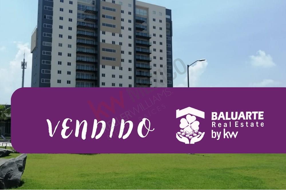 Excelente departamento en la zona de mayor plusvalía en Querétaro: Juriquilla. Ideal para inversión (renta sugerida: $17,500 mensuales) o para vivirlo.  A 5 minutos de Antea (Liverpool, Palacio de Hierro, H&amp;M, Zara, Tommy, Lacoste, Nike, Adidas, Cinépolis, CityMarket, bancos, restaurantes, etc.) y con todo tipo de comercios a menos de 1 minuto: Selecto, Superama, Home Depot, gasolineras, Oxxo, escuelas, farmacias, etc