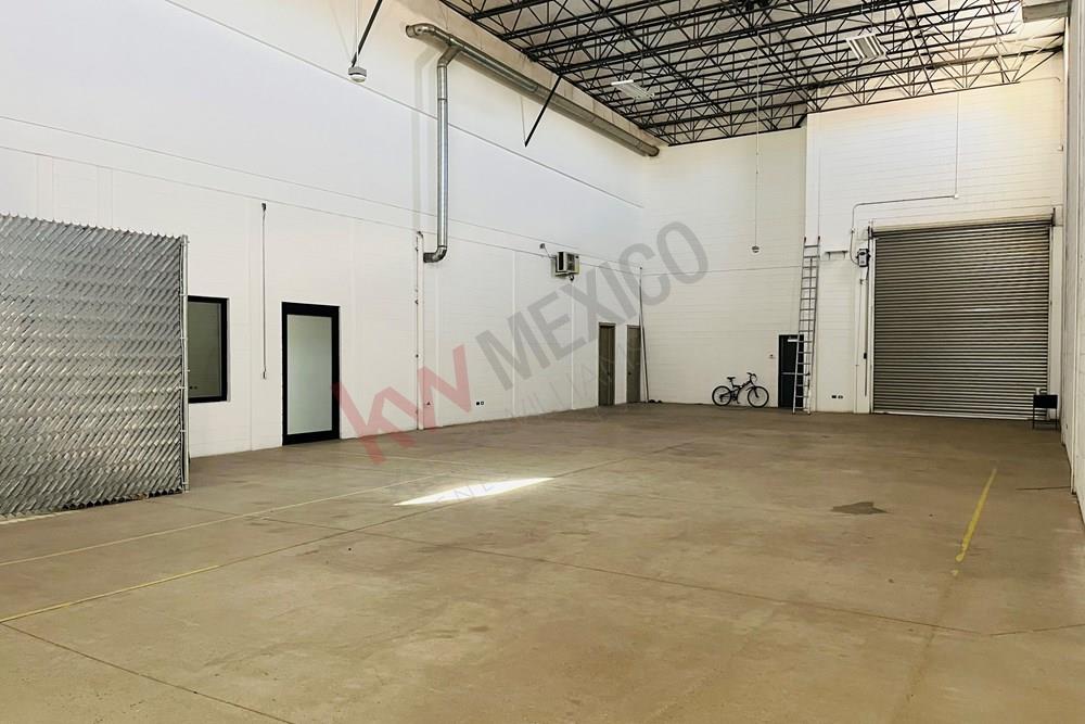 Bodega en Renta sobre Blvd. Cuatro Siglos de 300 m2 en Esquina y con triple altura