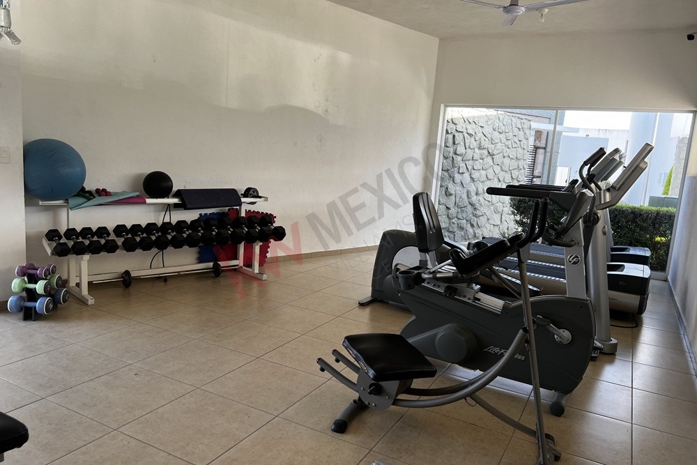 RENTA CASA AMUEBLADA, RECAMARA CON BAÑO COMPLETO PLANTA BAJA Q HOME VALLEY STA FE JURIQUILLA