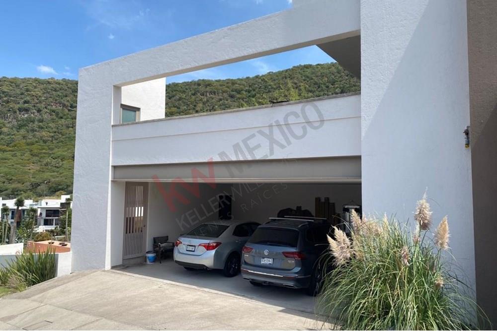 CASA EN RENTA EN CUMBRES DEL CIMATARIO EN ESQUINA CON AMPLIOS ESPACIOS Y EXC535ELENTE DISTRIBUCION