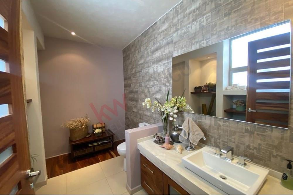 CASA EN RENTA EN CUMBRES DEL CIMATARIO EN ESQUINA CON AMPLIOS ESPACIOS Y EXC535ELENTE DISTRIBUCION
