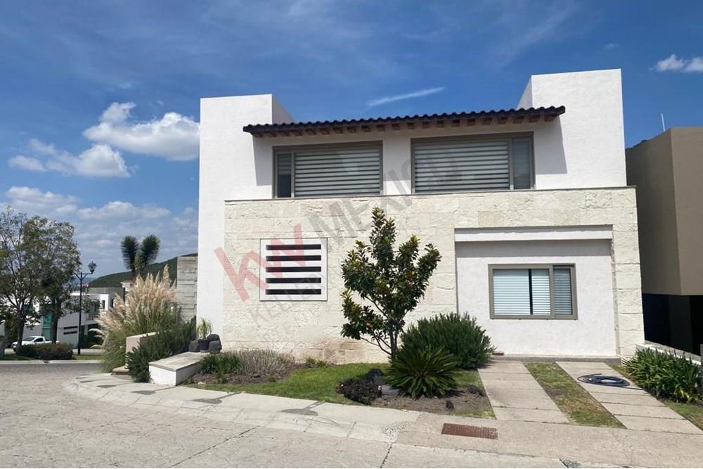 CASA EN RENTA EN CUMBRES DEL CIMATARIO EN ESQUINA CON AMPLIOS ESPACIOS Y EXC535ELENTE DISTRIBUCION