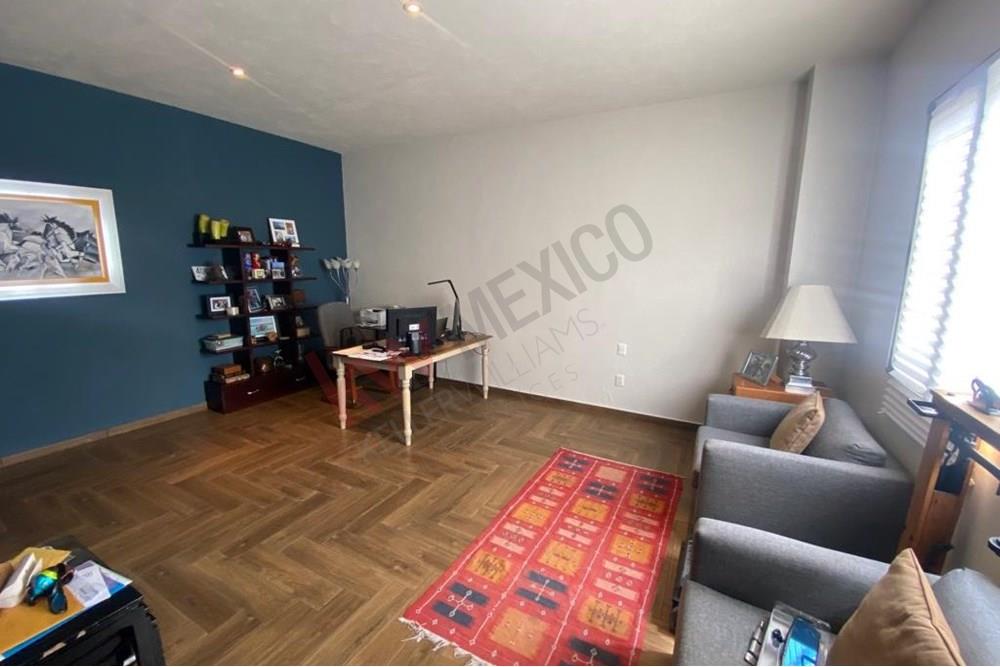CASA EN RENTA EN CUMBRES DEL CIMATARIO EN ESQUINA CON AMPLIOS ESPACIOS Y EXC535ELENTE DISTRIBUCION