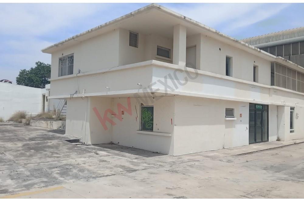 Atención Inversionistas!!! Edificio en Venta en Mitras centro, Monterrey,  . frente al metro Simon Bolivar