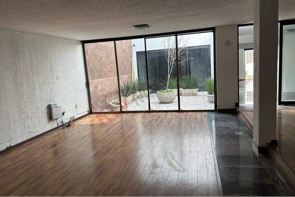 Excelente casa en renta en la Colonia Carretas.
