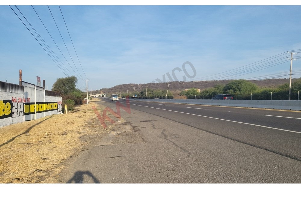 TERRENO COMERCIAL A PIE DE CARRETERA, PARA INVERSION INMEDIATA PARA BODEGAS COMERCIALES
