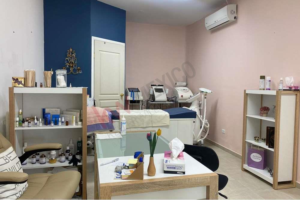 2 LOCALES EN RENTA SOBRE AVENIDA GOMEZ MORIN DESDE $8,000 PESOS MENSUALES CON GRAN ESTACIONAMIENTO Y EN UBICACION PRIVILEGIADA