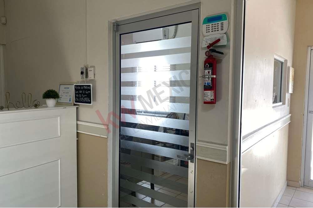 2 LOCALES EN RENTA SOBRE AVENIDA GOMEZ MORIN DESDE $8,000 PESOS MENSUALES CON GRAN ESTACIONAMIENTO Y EN UBICACION PRIVILEGIADA