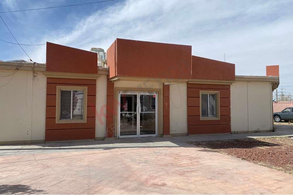 2 LOCALES EN RENTA SOBRE AVENIDA GOMEZ MORIN DESDE $8,000 PESOS MENSUALES CON GRAN ESTACIONAMIENTO Y EN UBICACION PRIVILEGIADA