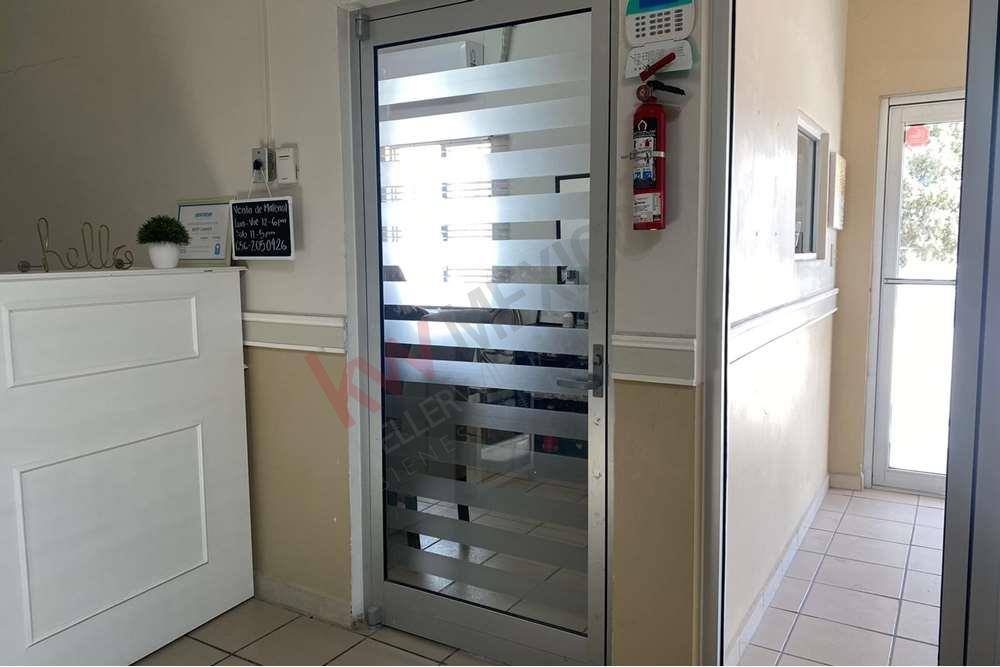 2 LOCALES EN RENTA SOBRE AVENIDA GOMEZ MORIN DESDE $8,000 PESOS MENSUALES CON GRAN ESTACIONAMIENTO Y EN UBICACION PRIVILEGIADA