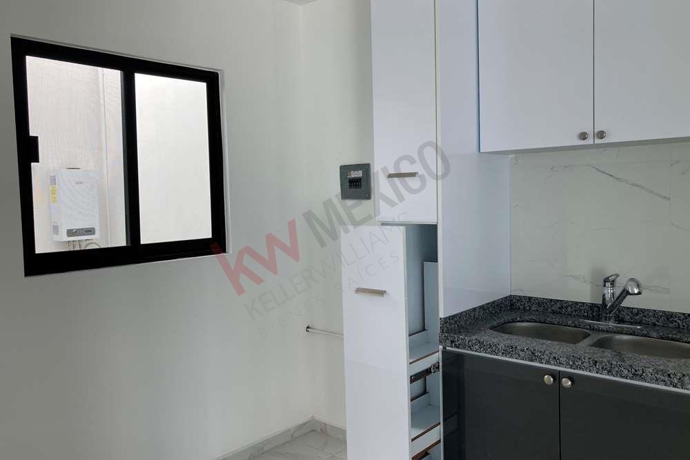 Casa con recamara y baño completo en planta alta, terraza (roof garden) cuarto de servicio con baño completo