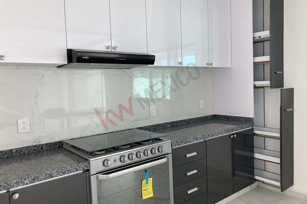 Casa con recamara y baño completo en planta alta, terraza (roof garden) cuarto de servicio con baño completo