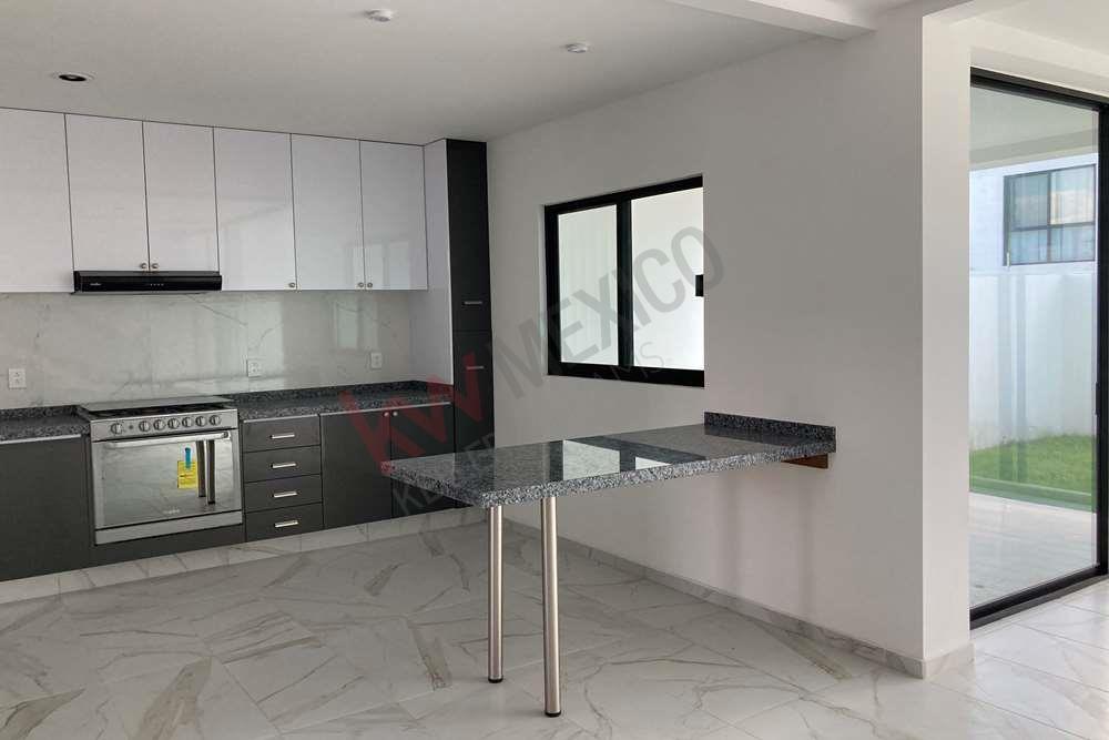 Casa con recamara y baño completo en planta alta, terraza (roof garden) cuarto de servicio con baño completo