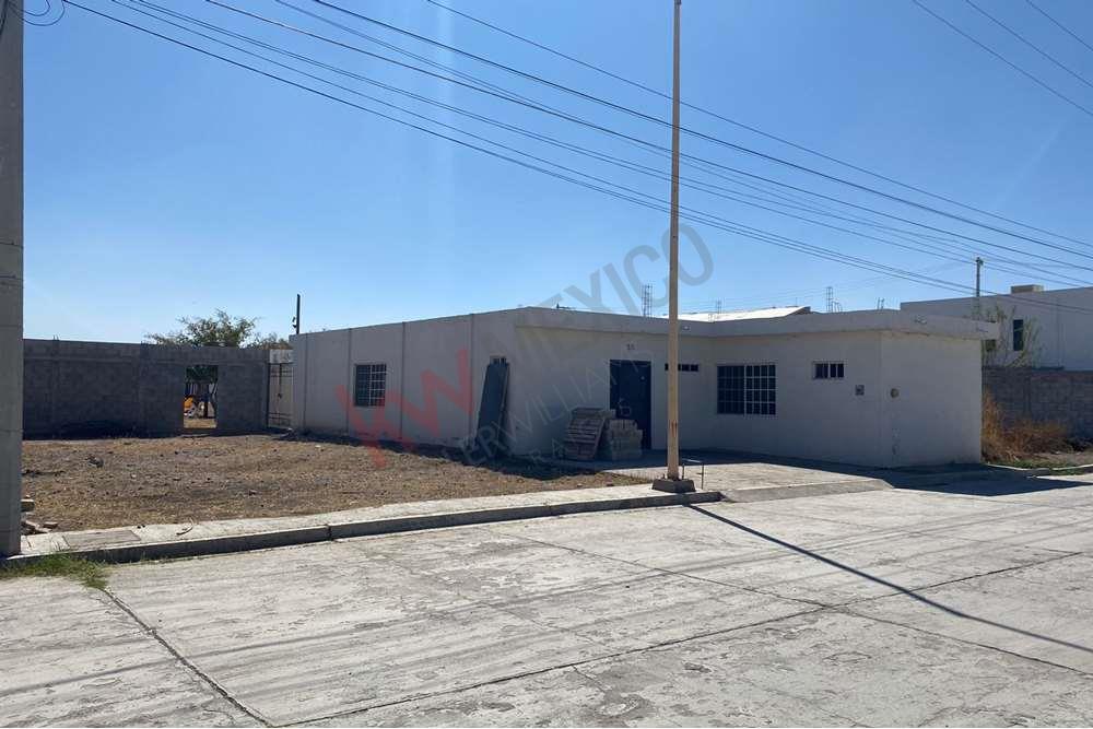 APROVECHA! En Venta Casa y Terreno en Fraccionamiento Los Doctores, Lerdo,  Durango