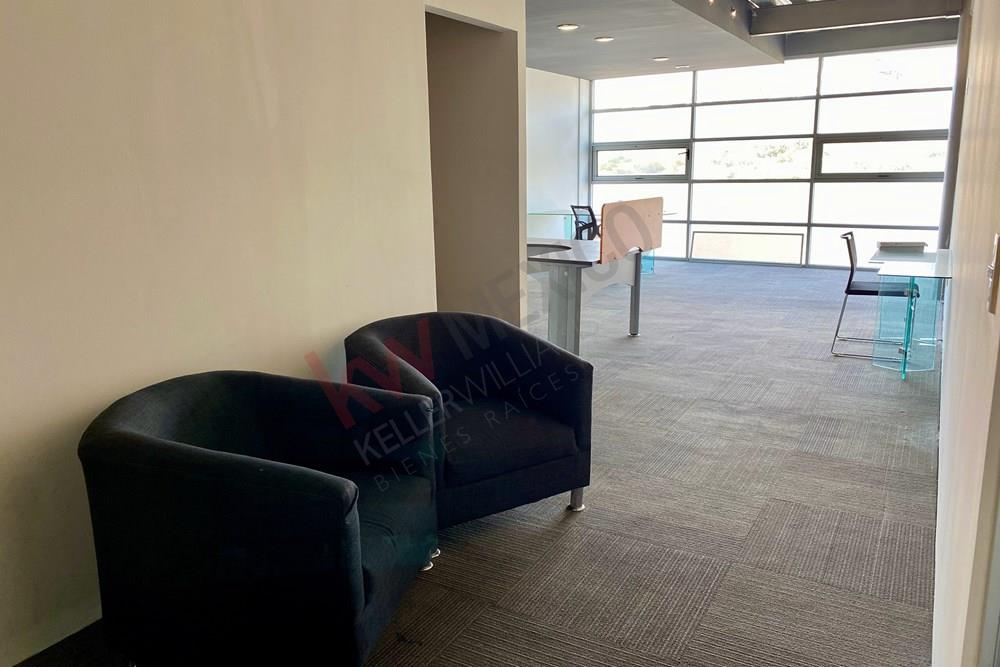 Oficina en Renta Amueblada de 55 m2, cuenta con sala de juntas, cajón