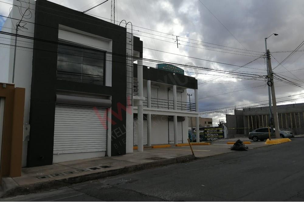 PLAZA COMERCIAL EN VENTA EN AV. JOSE MARIA IGLESIAS (COL. LOMAS VALLARTA) EN ESQUINA