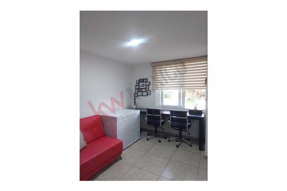 CASA EN VENTA EN CONDOMINIO CON TERRENO EXCEDENTE EN PUERTA REAL CORREGIDORA