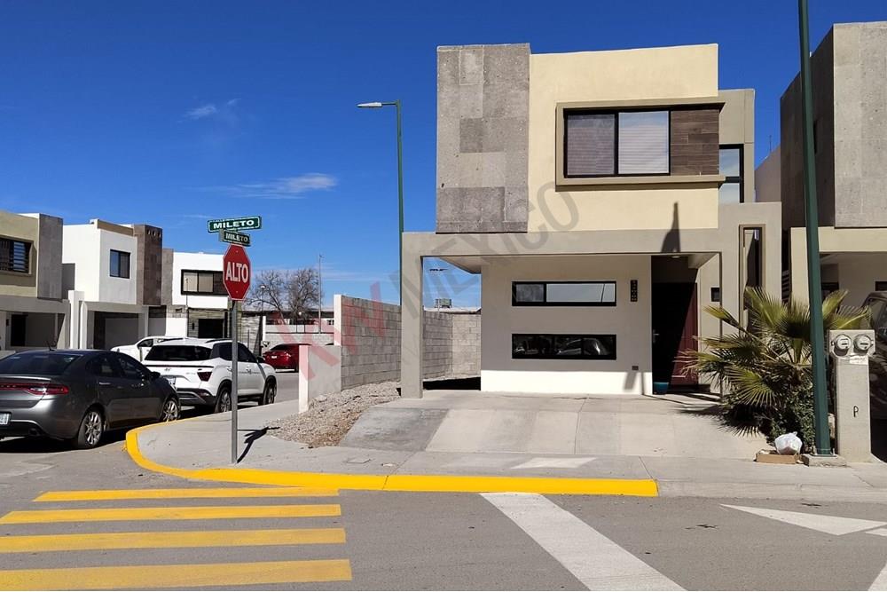 RENTA EN CASA EN EXCELENTE UBICACIÓN, EN ESQUINA Y AMUEBLADA !!!