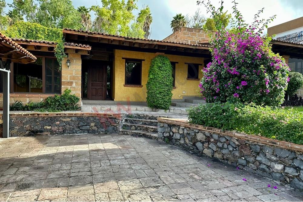 Increíble casa estilo colonial mexicano en Vista Rea, siéntete como de vacaciones
