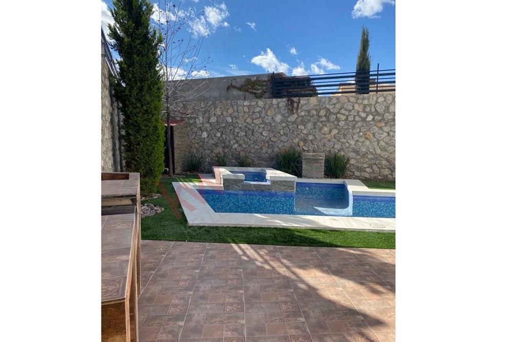 Casa semiamueblada en RENTA en los Tejados, con alberca y paneles solares