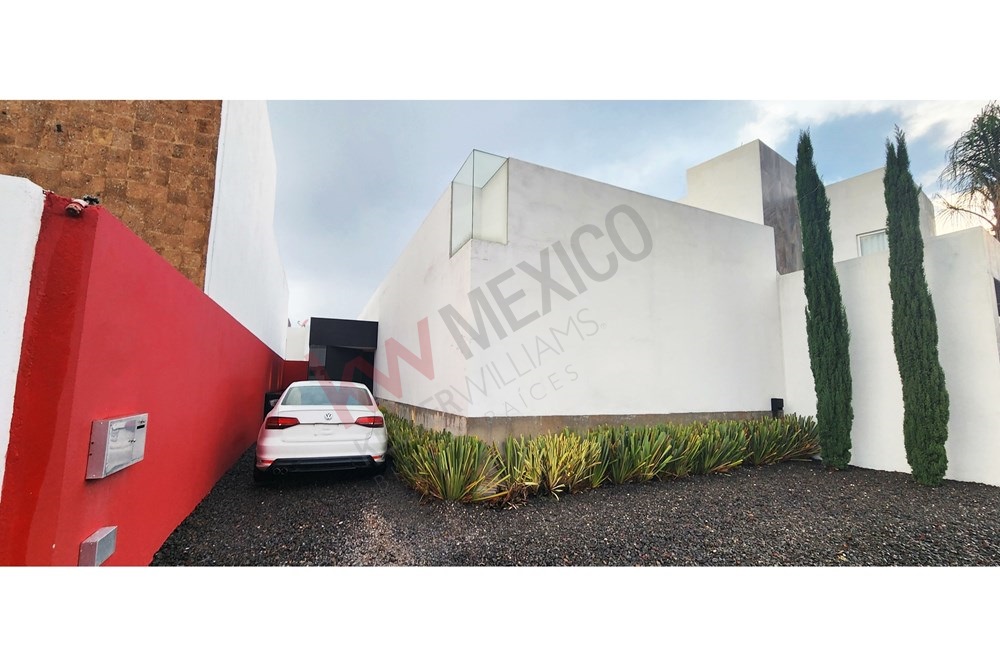 CASA DE UNA PLANTA EN JURIQUILLA ENCUENTRA DISEÑO, COMODIDAD Y EXCELENTE UBICACIÓN