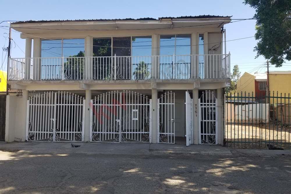Espacios Amplios y Lista para ser habitada, con terreno adicional para jardín casa en venta en Col. Baja California. Muy Buen Precio para Inversionistas.